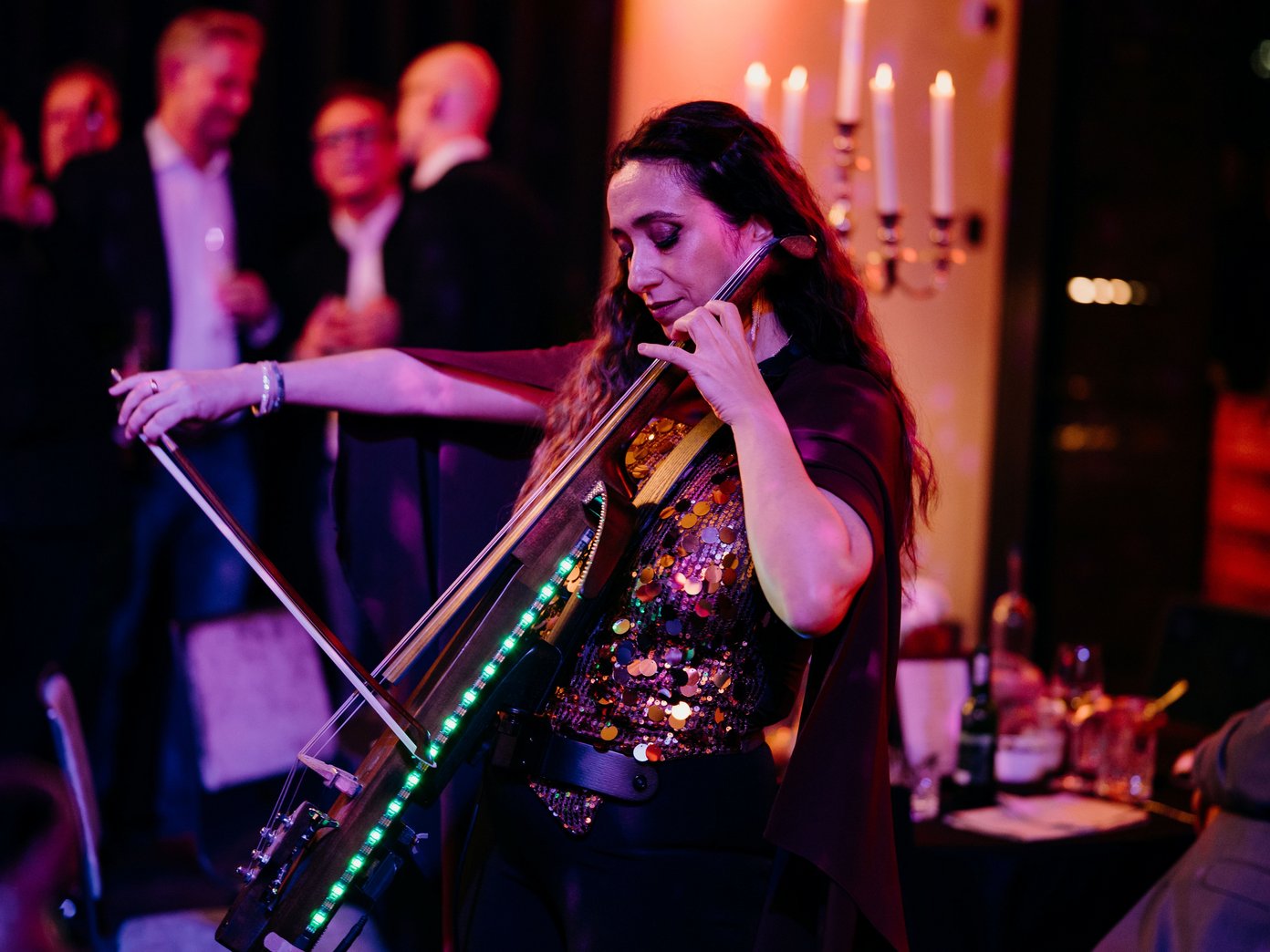 E-Cello Spielerin Eine Frau spielt E-Cello inmitten des Kulturschuppens