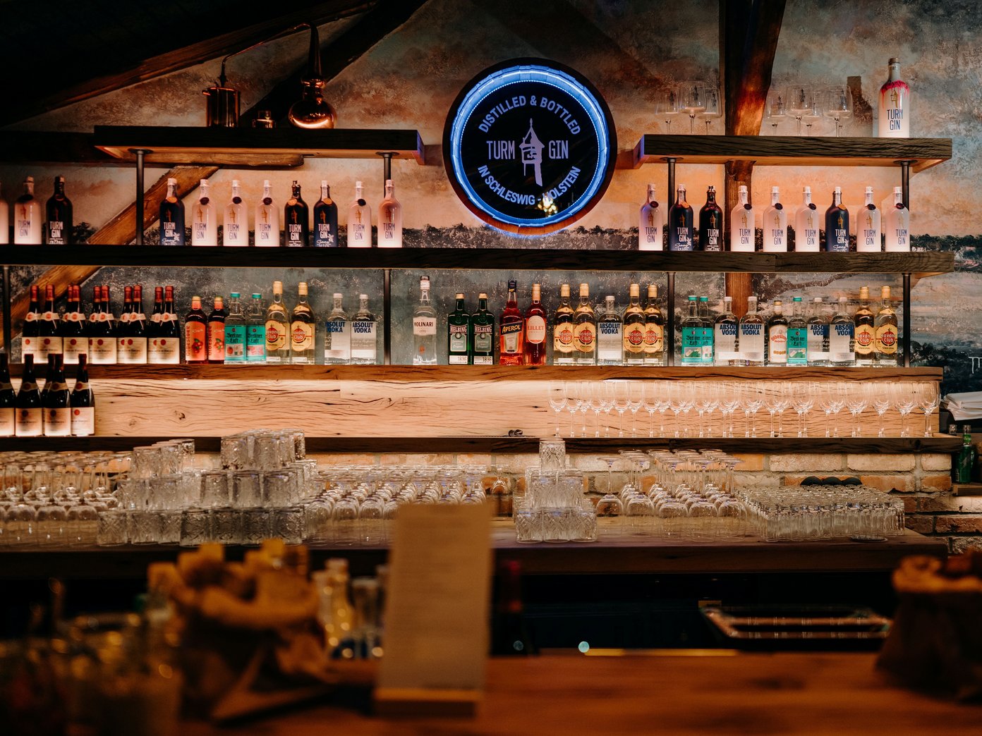 Gleisbar Eine mit spirituosen gefüllte Bar