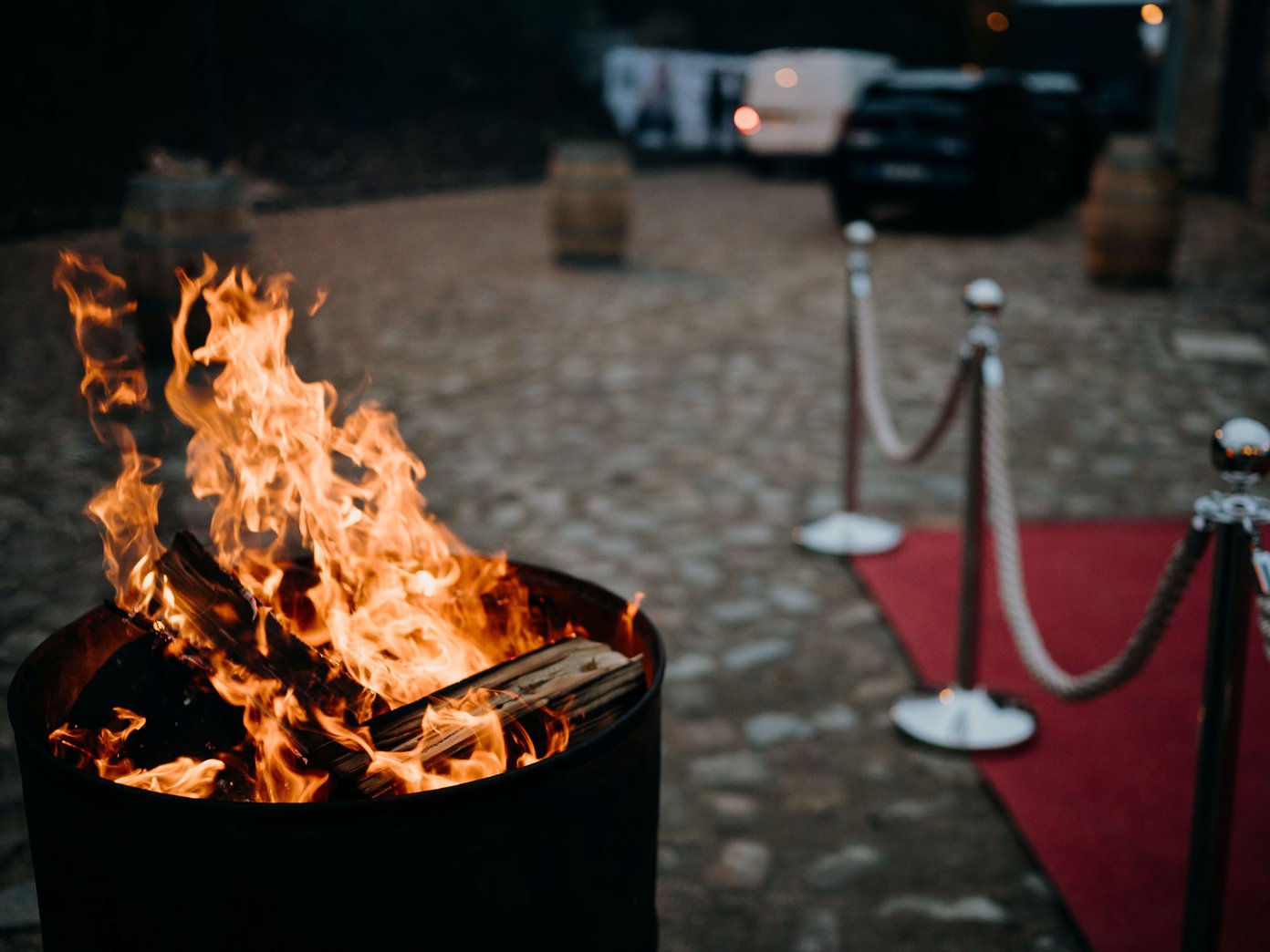Feuertonne Feuer aus einer Feuertonne direkt am Roten Teppich mit Absperrbändern
