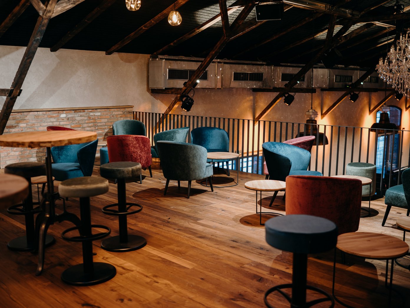 Emporenbestuhlung bunte Loungemöbel auf einer Holzempore