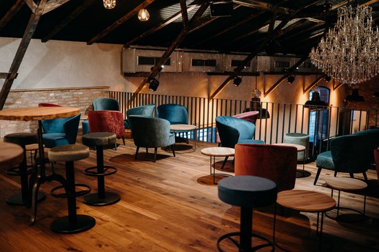 Emporenbestuhlung bunte Loungemöbel auf einer Holzempore