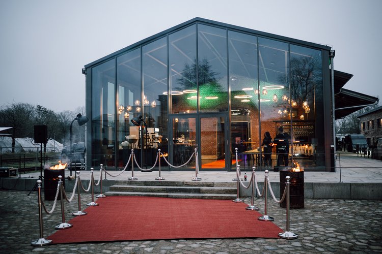 Wintergarten Roter Teppich und Kordeln vor einem Glaswintergarten