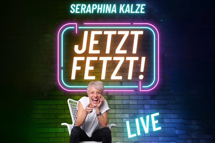 Seraphina Kalze Tourplakat Schwarzer Hintergrund, Frau auf Stuhl mit Neon Schild "Jetzt Fetzt"