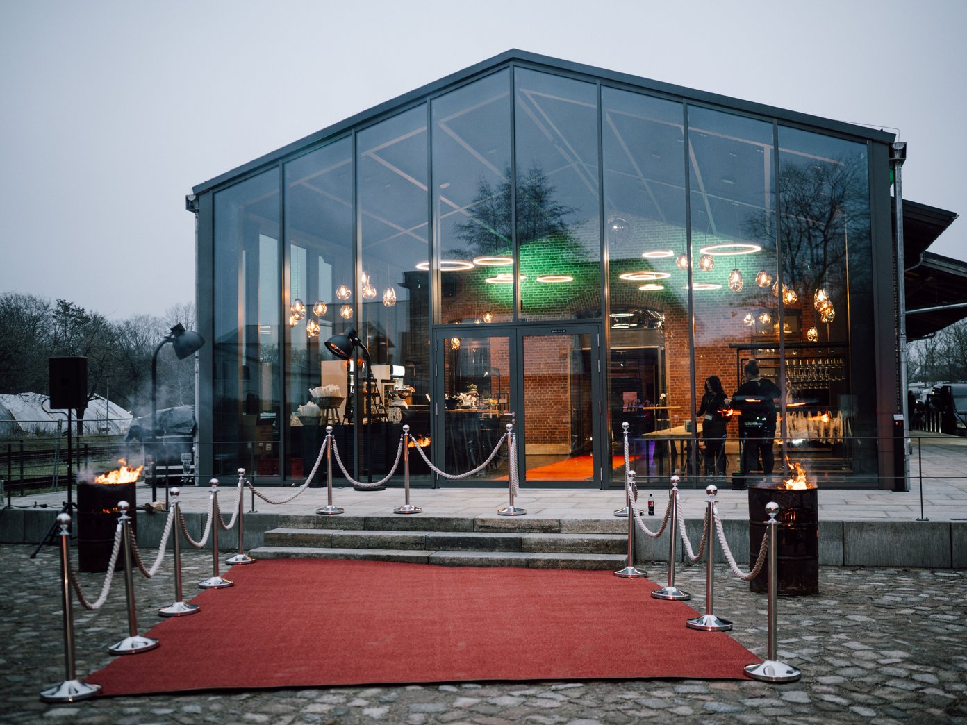 Wintergarten Roter Teppich und Kordeln vor einem Glaswintergarten